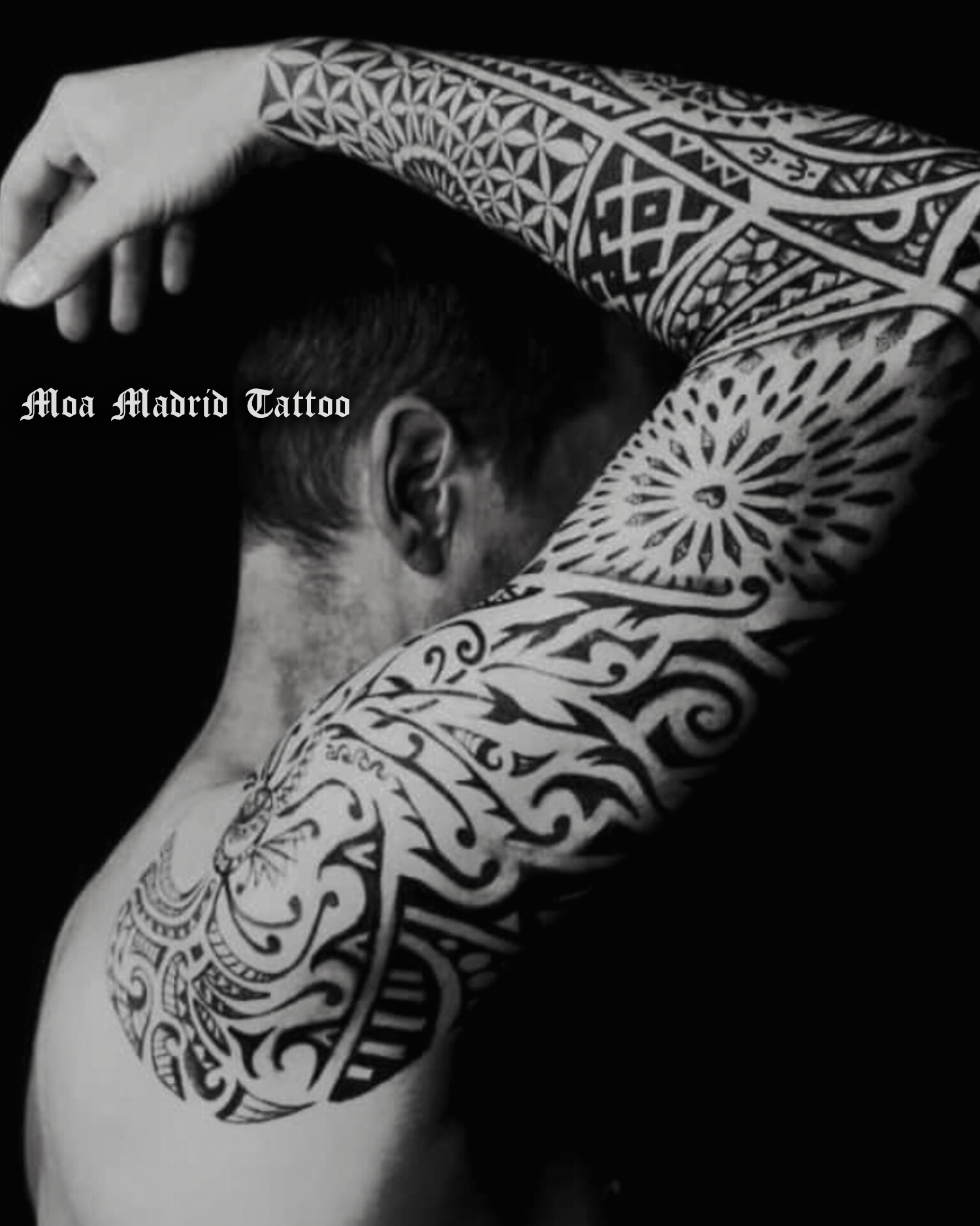 Brazo entero tatuado geométrico con mandalas