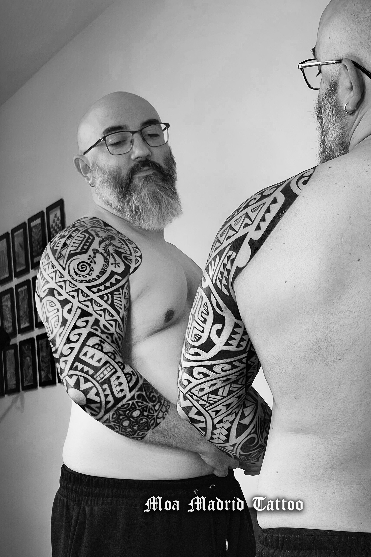 Brazo tatuado estilo polinesio