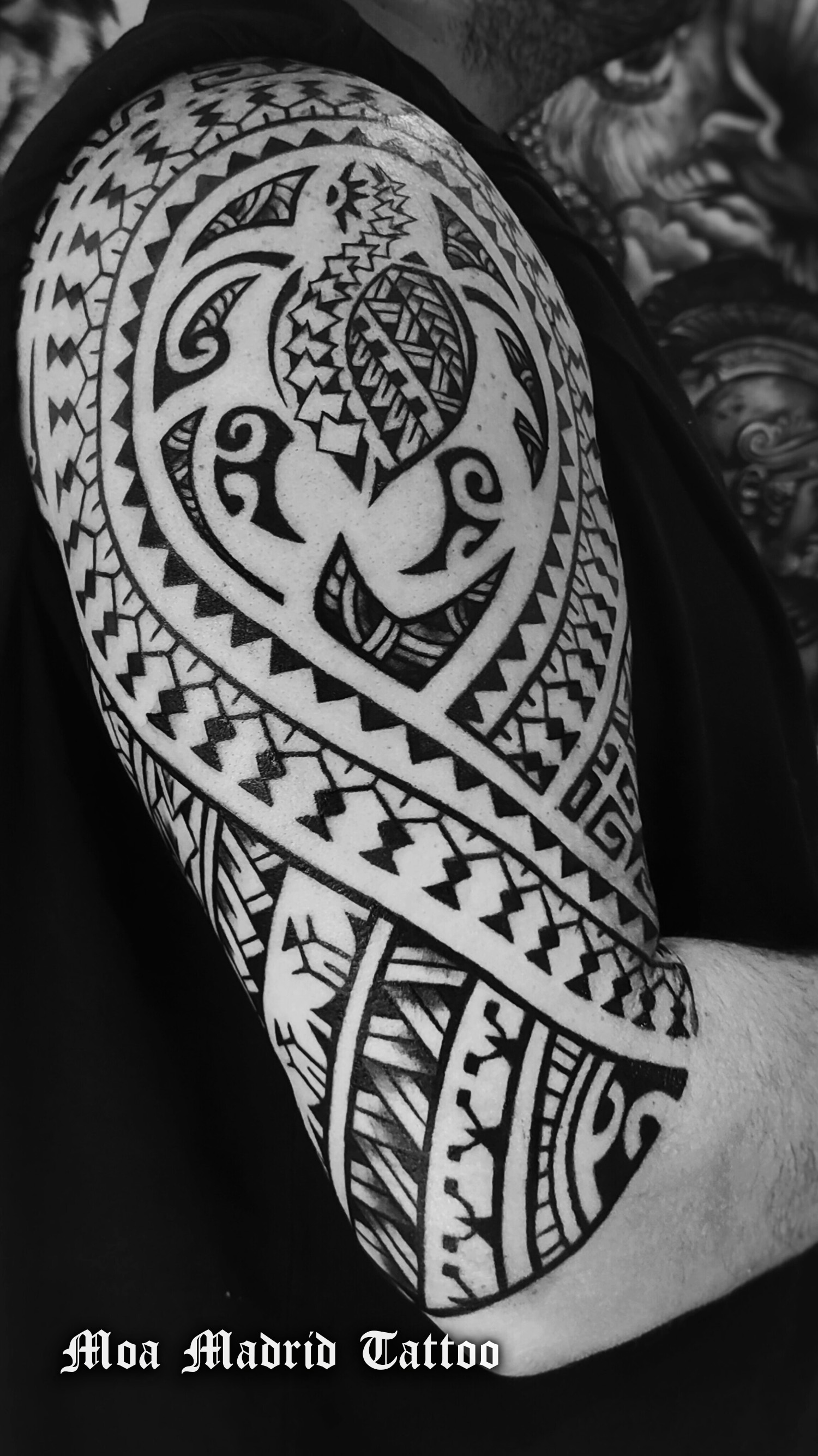 Brazo tatuado samoano con tortuga