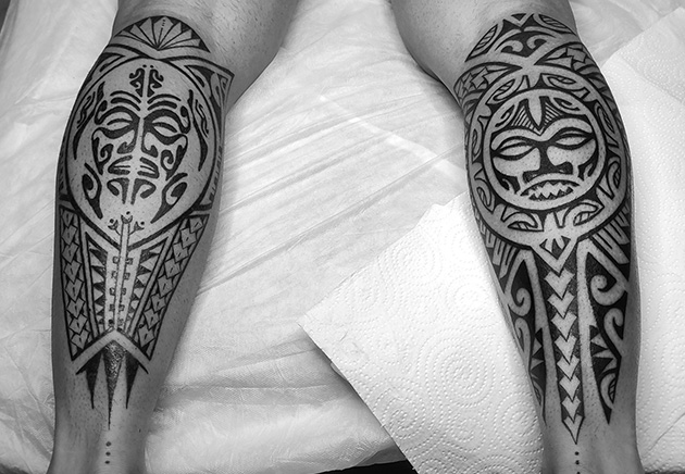 Dos tattoos maoríes de tortuga y sol