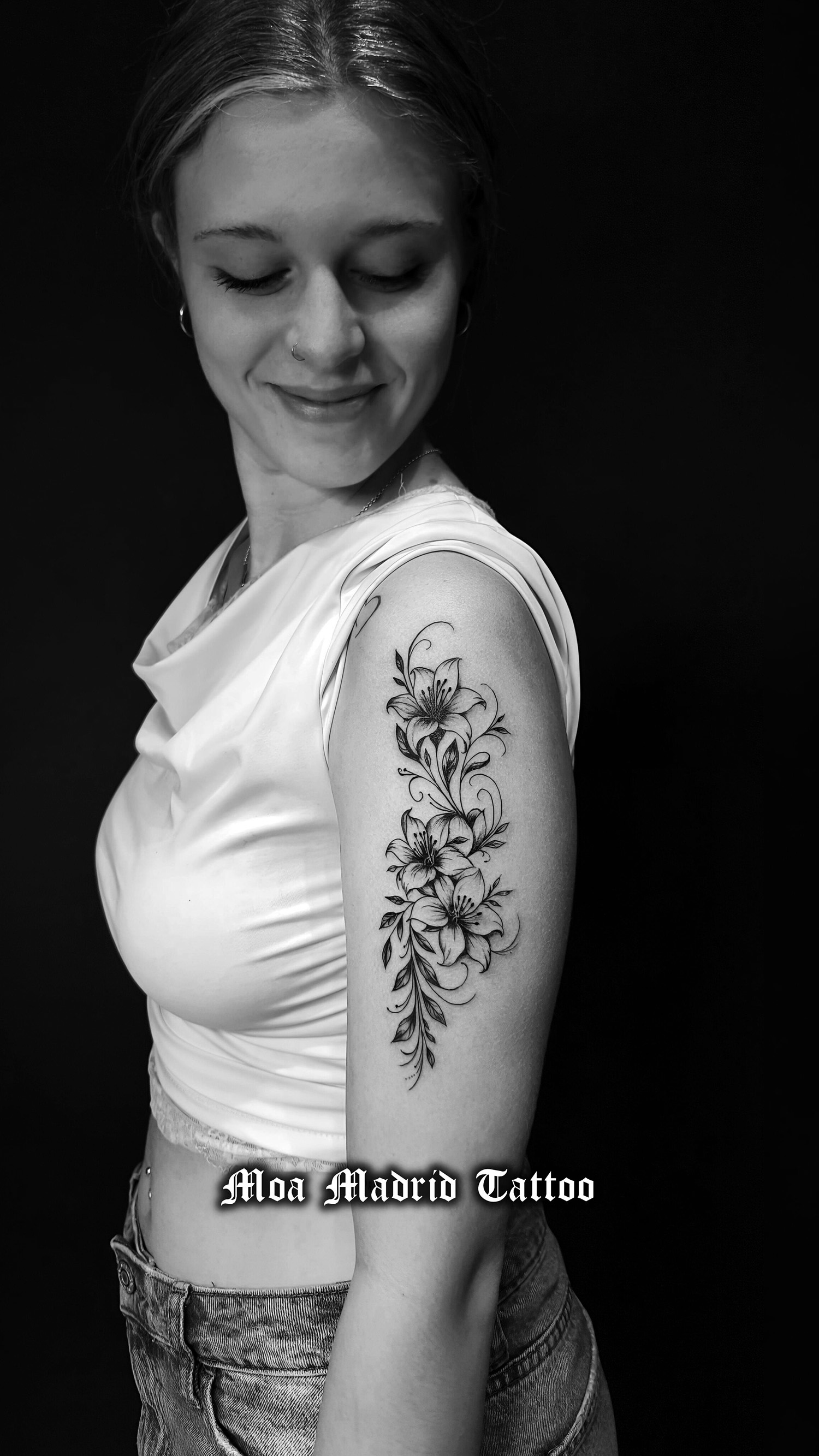 Tatuaje de lirios en brazo de mujer