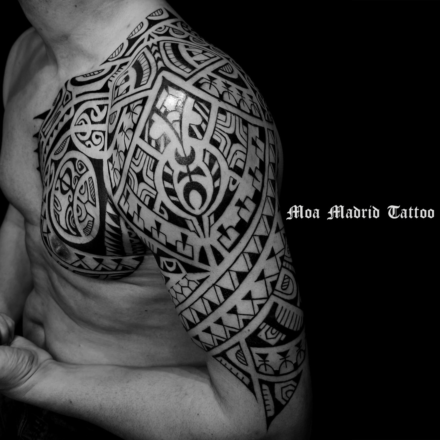 Tatuaje polinesio con luna en pectoral y brazo