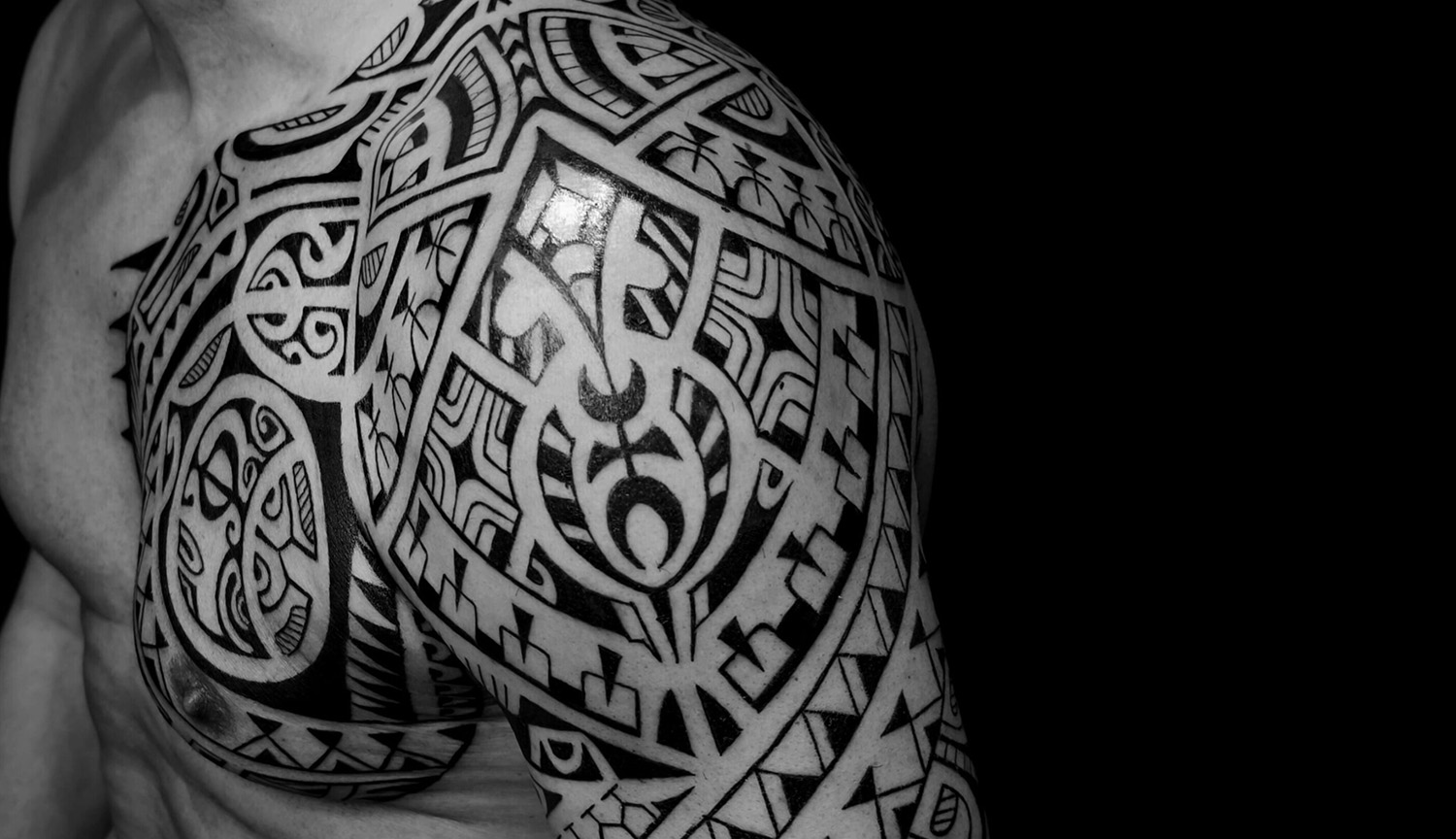 Tatuaje polinesio brazo y pectoral