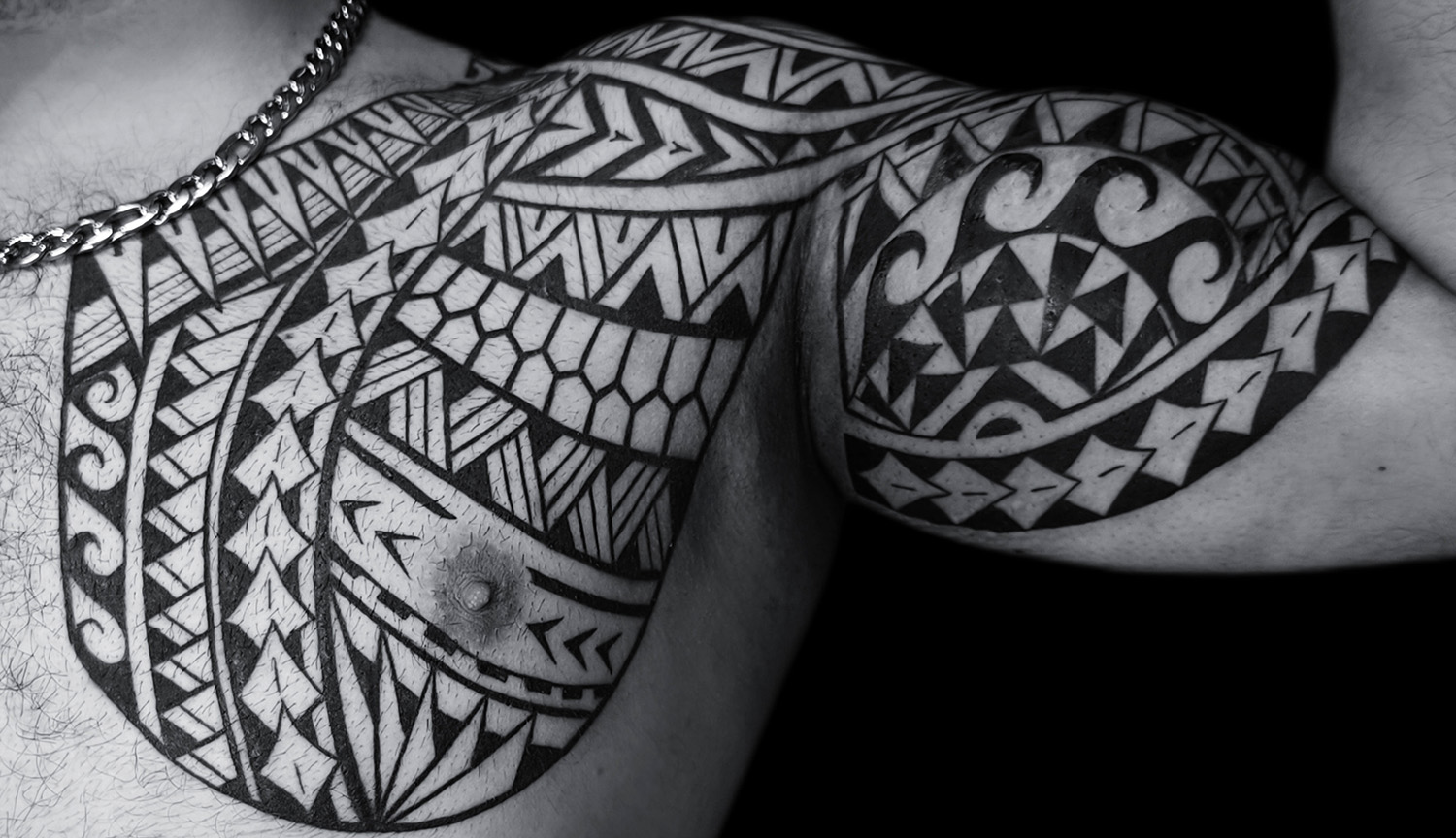 Tatuaje polinesio pectoral y brazo