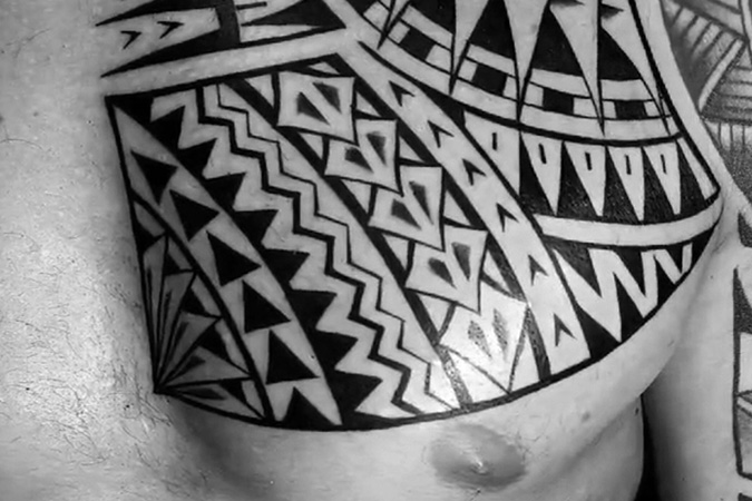 Tatuaje samoano marcando la forma del pectoral